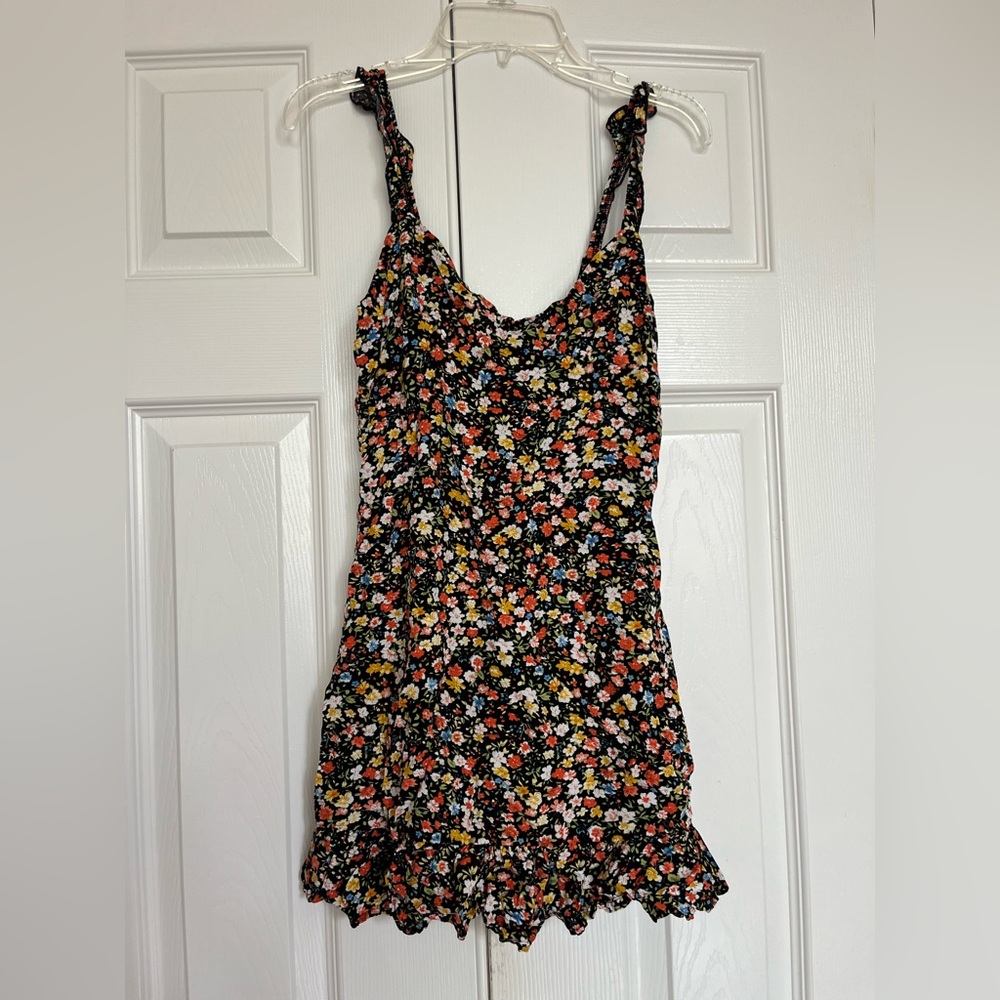 Black Floral Sleeveless Dress – Ruffled Hem & Feminine Flair